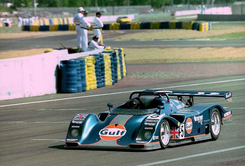 Posádka Derek_Bell - Jürgen Lassig - Robin Donovan vozu Porsche Kremer K8 při závodě 24 hodin Le Mans 1994.