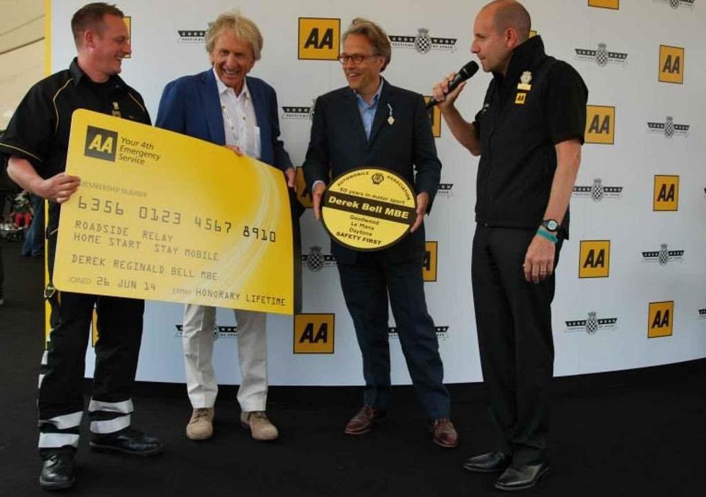 Derek Bell právě přebírá čestné doživotní členství v Automobile Association.
