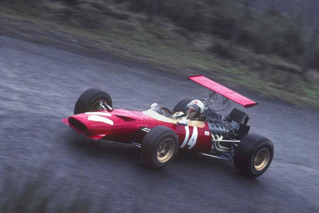 Derek Bell jede závod Formule 2 s Ferrari v roce 1969.