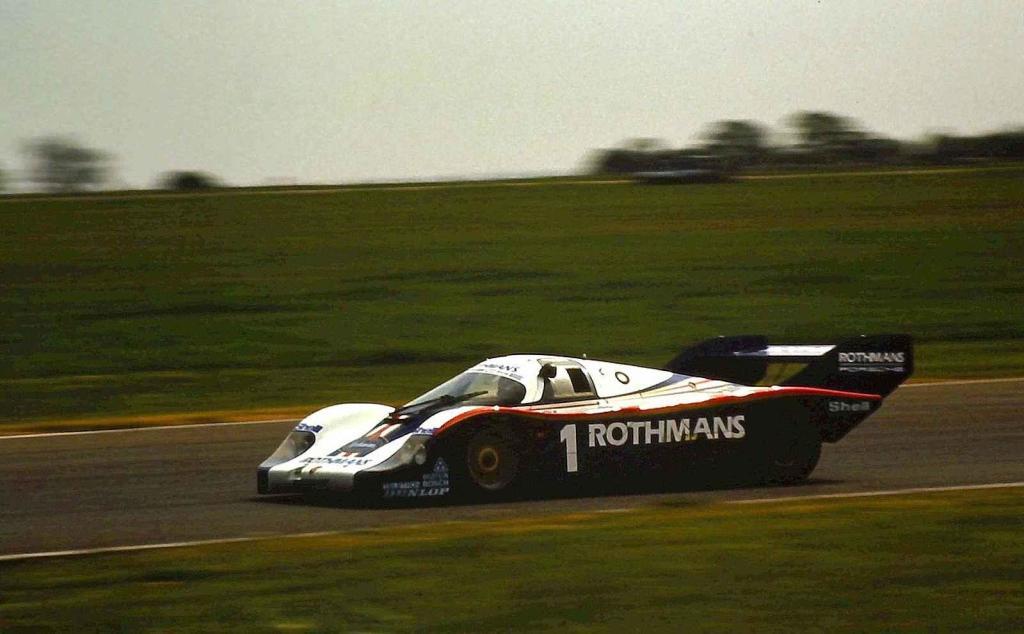 Porsche 956 posádky Bell - Ickx při závodu v Silverstone v roce 1982.