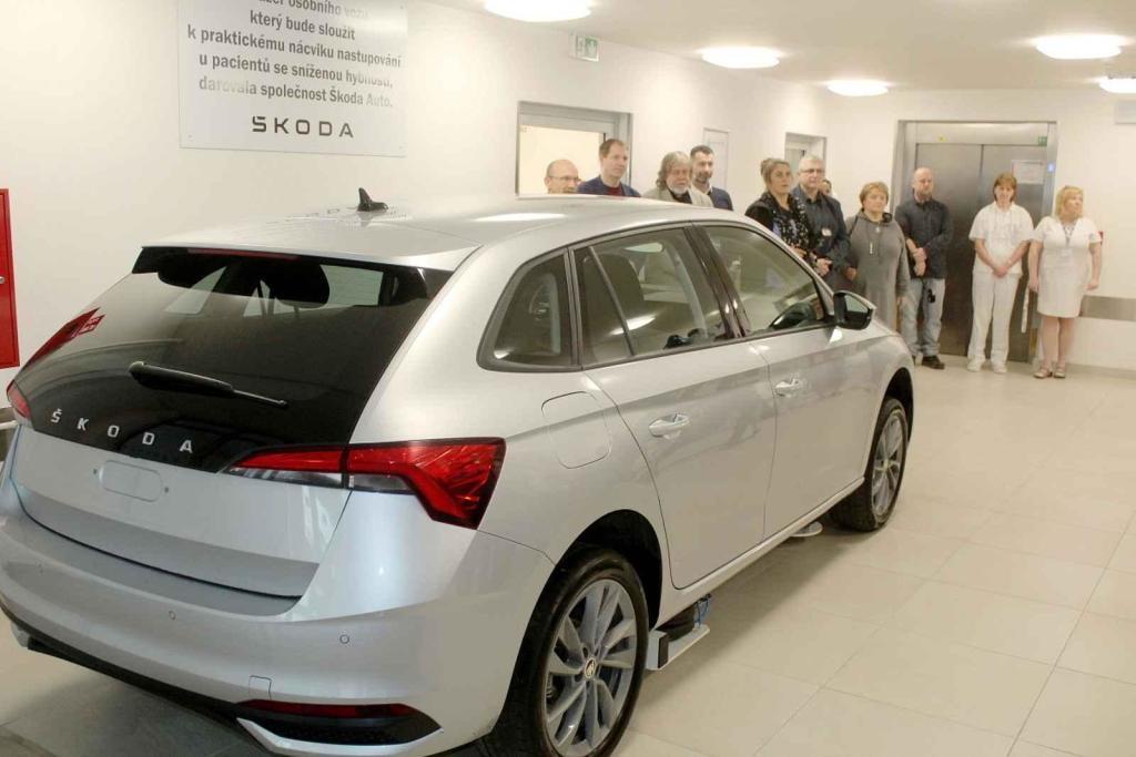 Trenažér v podobě Škody Scala v patře Klaudiánovy nemocnice.