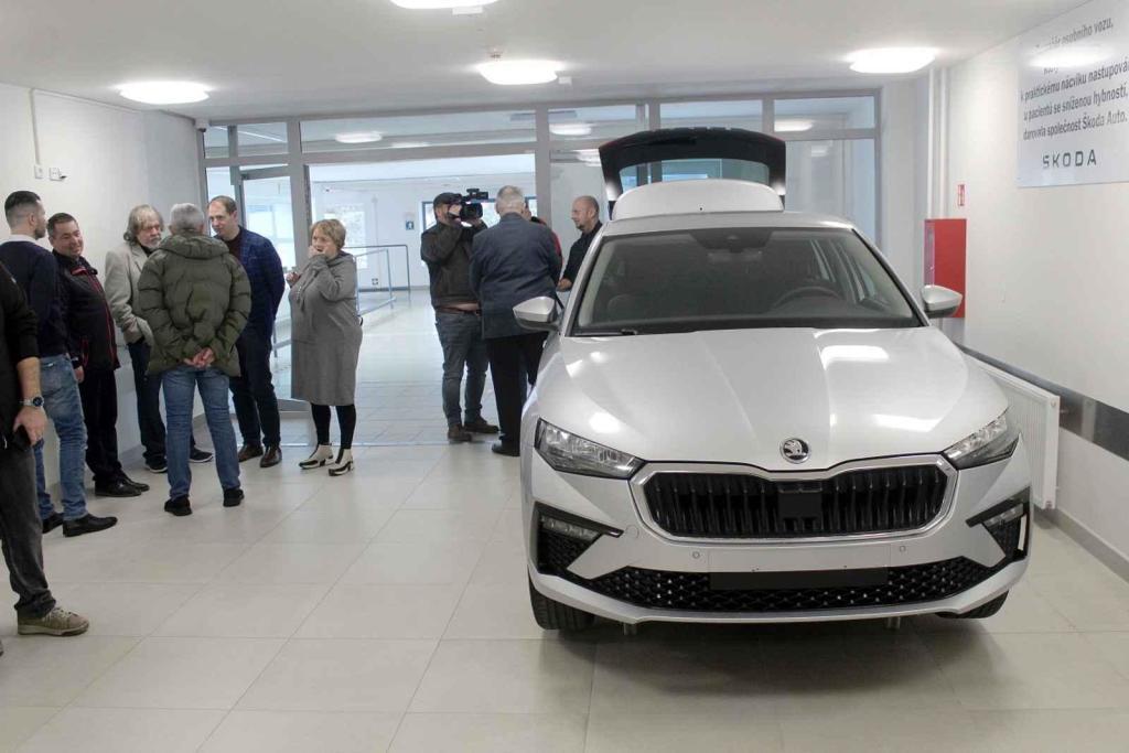 Trenažér v podobě Škody Scala v patře Klaudiánovy nemocnice.