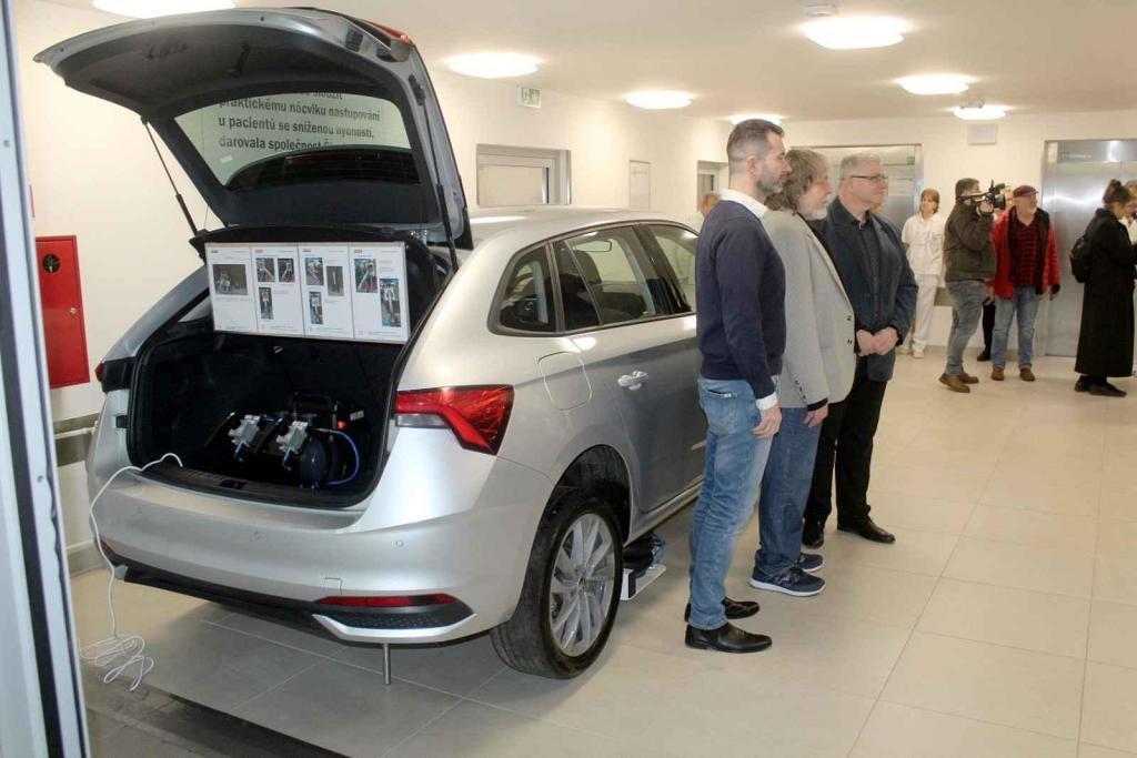 Trenažér v podobě Škody Scala v patře Klaudiánovy nemocnice.