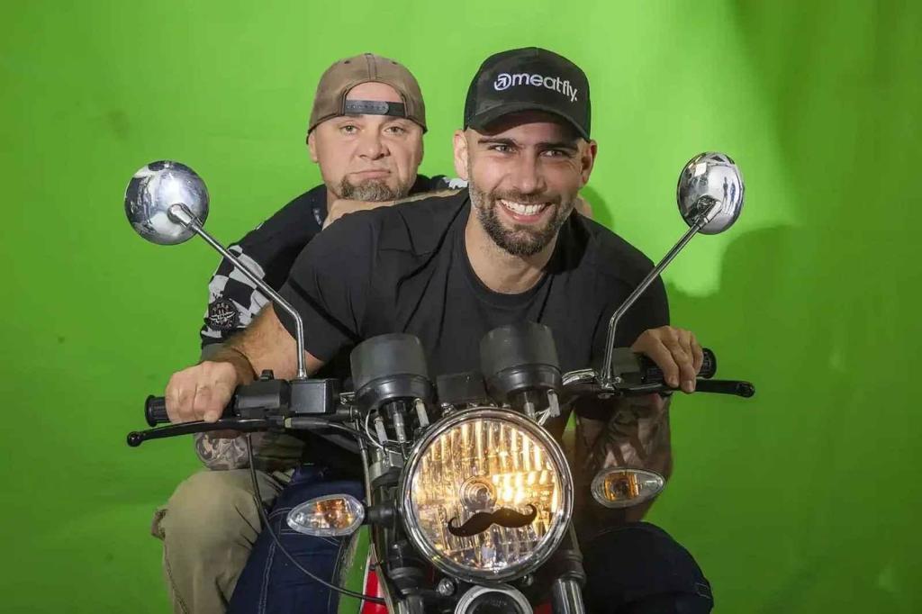Známé tváře z motosportu se potkaly na focení vizuálu pro Motosalon.