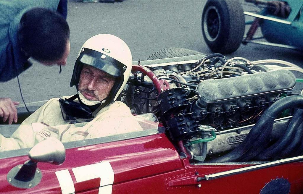 Švédský závodní jezdec Joakim Bonnier v kokpitu vozu F1 Maserati v roce 1966.