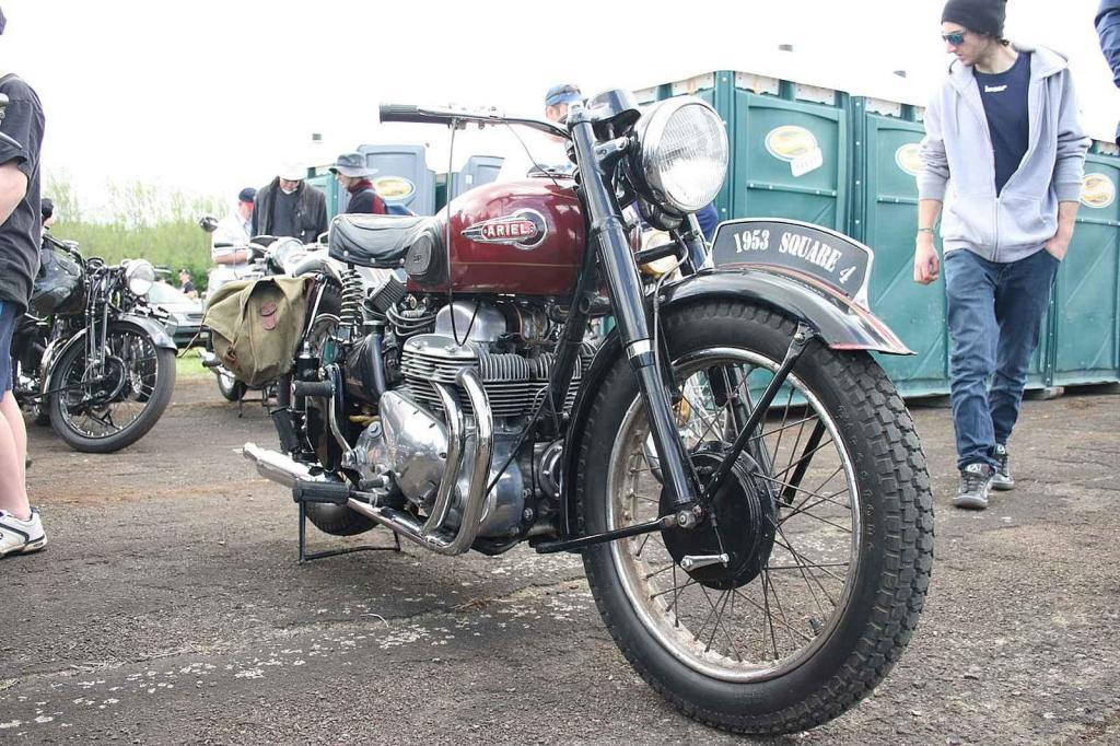 Motocykl Ariel Square Four je považován za Aston Martin mezi jednostopými vozidly. Na snímku je stroj z roku 1953.