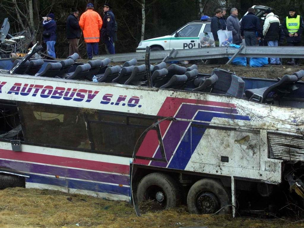 Patrový autobus Neoplan N122 sjel u Nažidel 8. března večer, kolem 20.20, ze sedmimetrového srázu, přetočil se přes střechu a zůstal ležet na levém boku. Zpátky na vozovku ho druhý den vytáhla těžká technika.