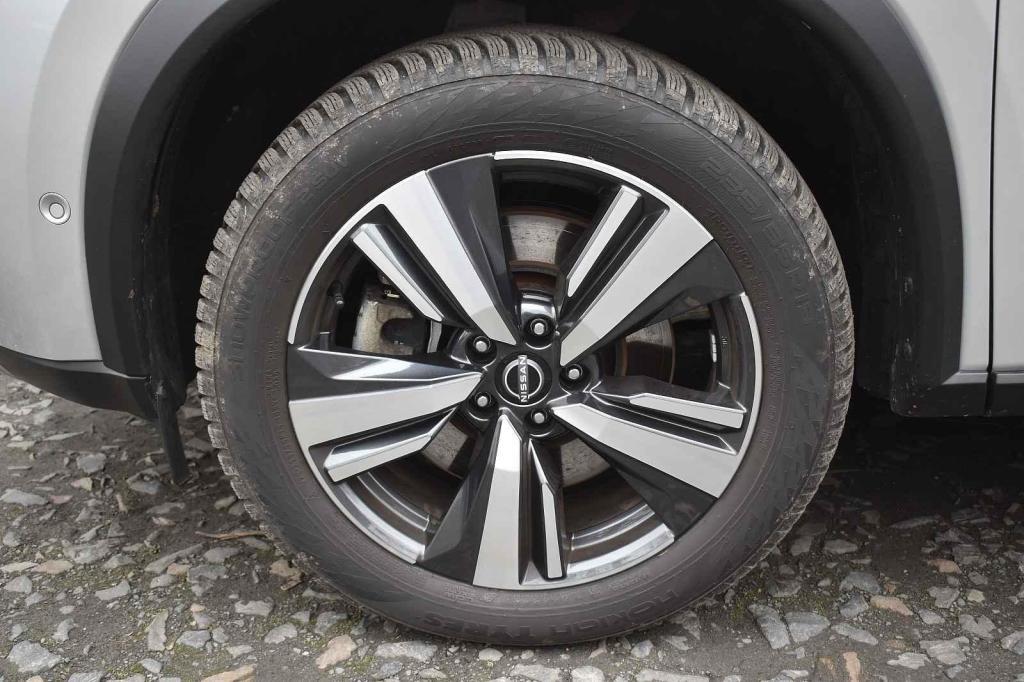 Auto jezdilo na devatenáctipalcových kolech