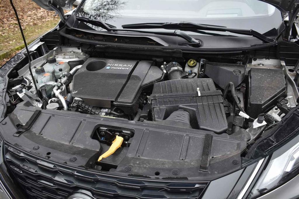 Hybridní pohon motorový prostor zcela vyplnil