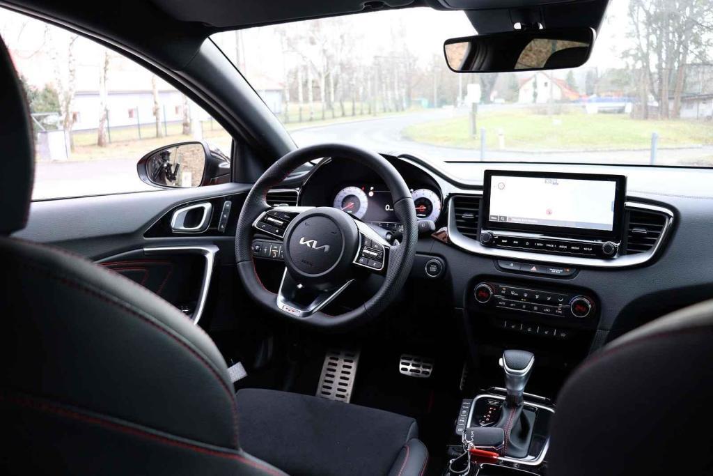 Kia ProCeed GT 1.6 TGDi - interiér.