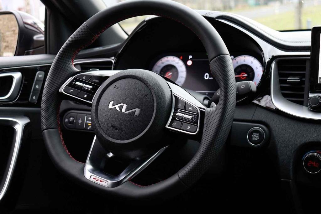 Kia ProCeed GT 1.6 TGDi - interiér.