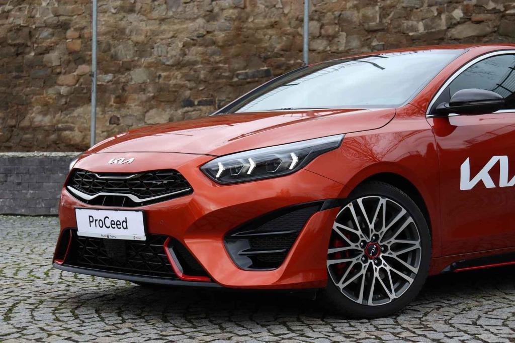 Kia ProCeed GT 1.6 TGDi -výrazná maska a světla.