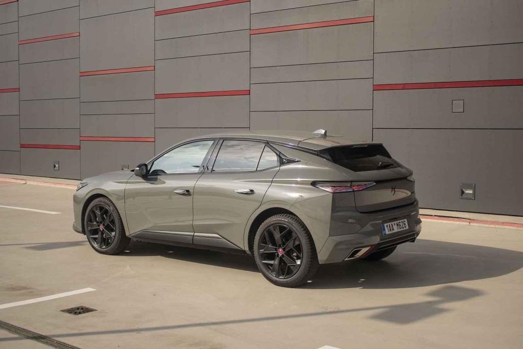 Zadní část připomíná hatchback i kupé...