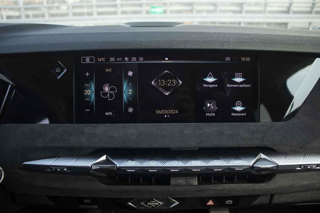 Infotainment podporuje bezdrátové zrcadlení telefonu.