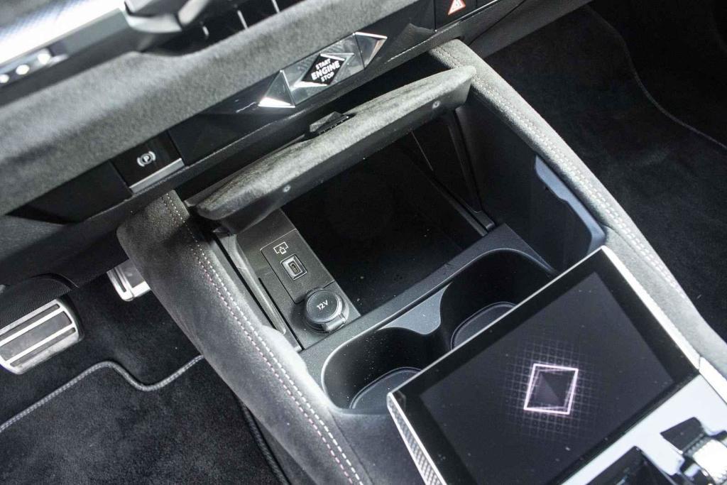 Pod poklopem najdete držáky na pití a přihrádku na mobil.