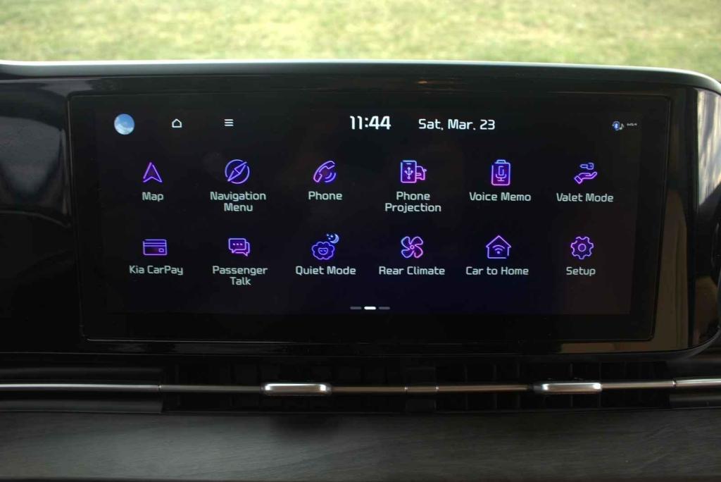 Infotainment podporuje zrcadlení telefonu po připojení kabelem.