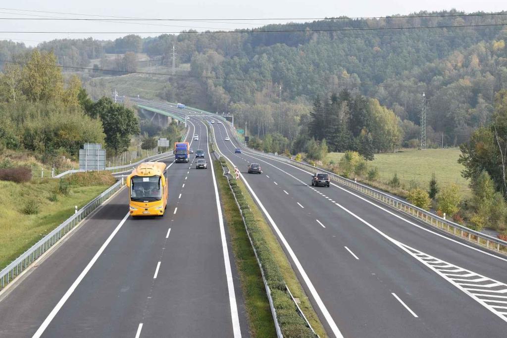 Elektromobily mohou jezdit po dálnicích bez dálniční známky. Změní se to?