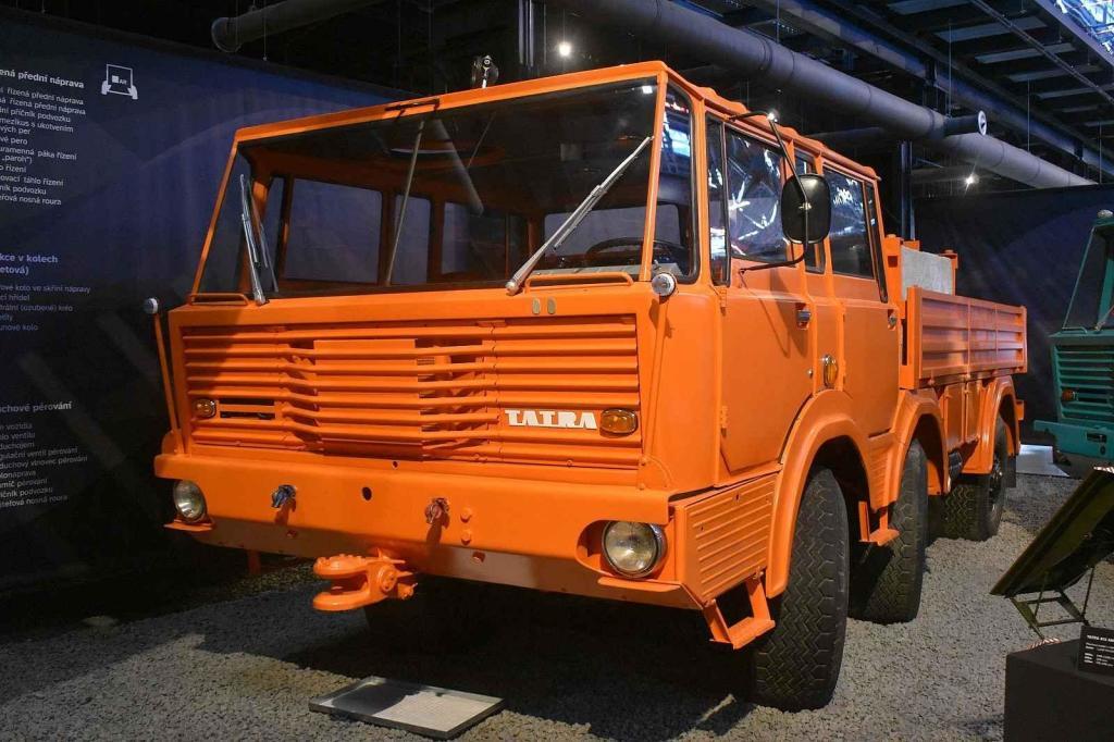 Pak také Tatra 813