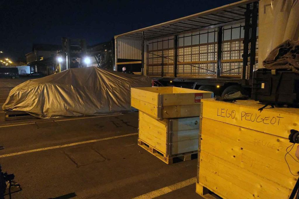 Instalace modelu stavebnice Peugeot Le Mans za účasti designera společnosti Lego