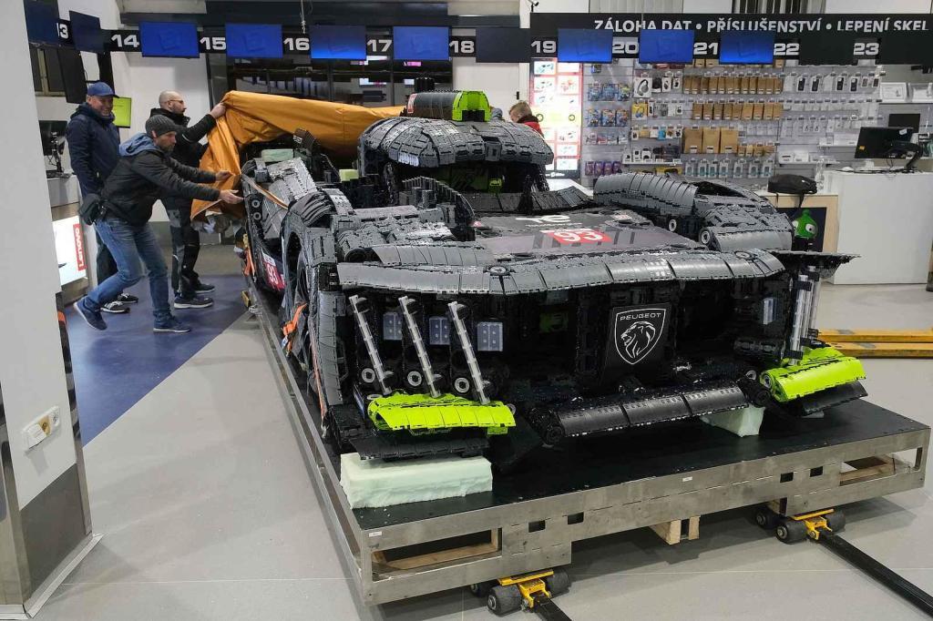 Instalace modelu stavebnice Peugeot Le Mans za účasti designera společnosti Lego