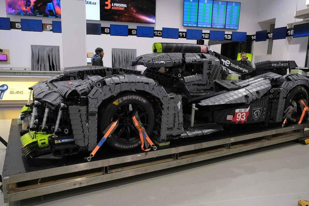 Instalace modelu stavebnice Peugeot Le Mans za účasti designera společnosti Lego