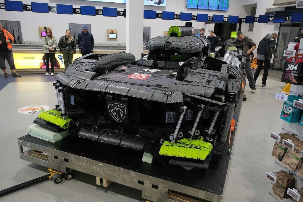 Instalace modelu stavebnice Peugeot Le Mans za účasti designera společnosti Lego