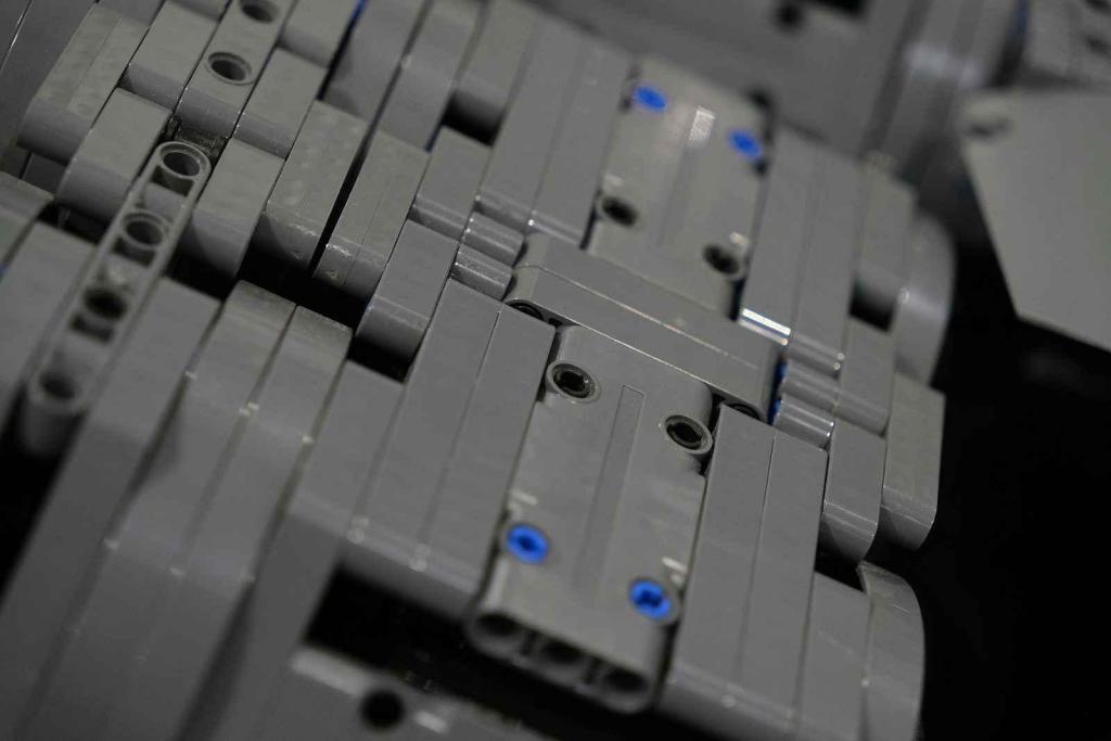 Instalace modelu stavebnice Peugeot Le Mans za účasti designera společnosti Lego