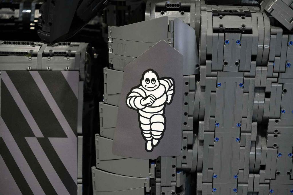 Instalace modelu stavebnice Peugeot Le Mans za účasti designera společnosti Lego