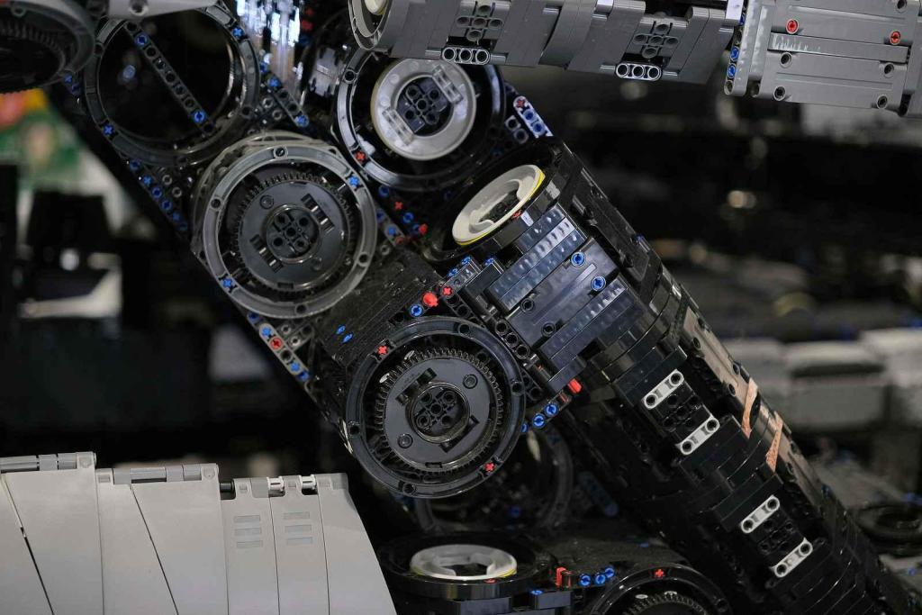 Instalace modelu stavebnice Peugeot Le Mans za účasti designera společnosti Lego