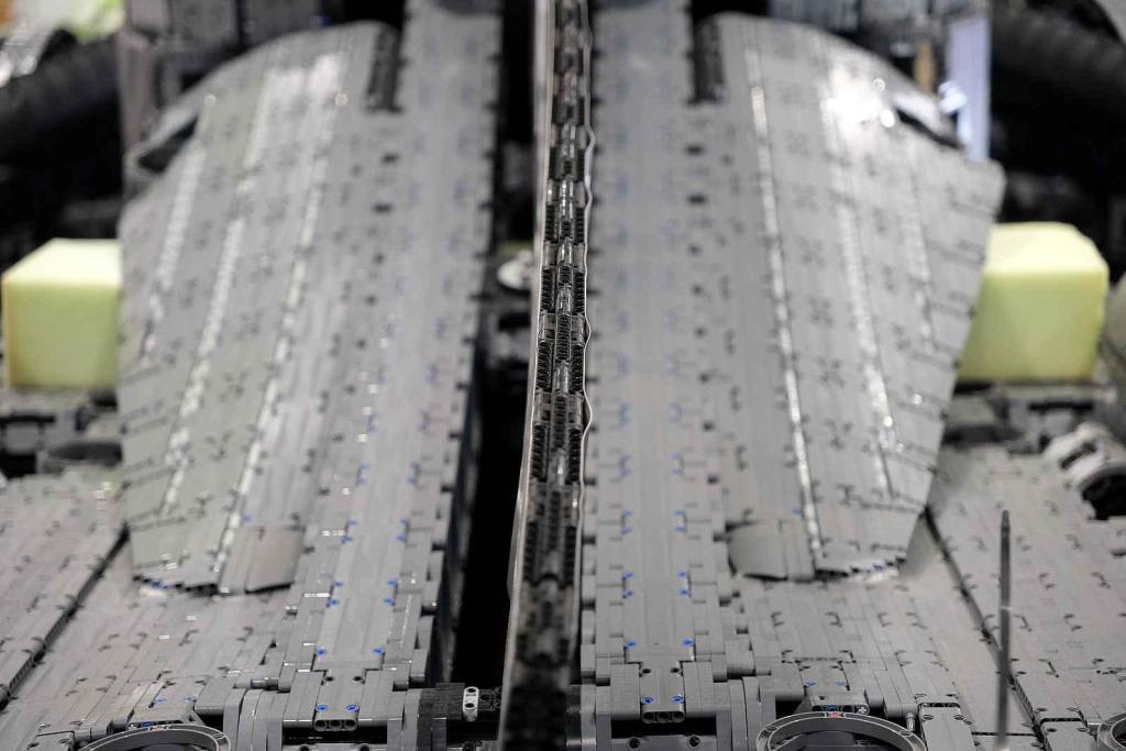 Instalace modelu stavebnice Peugeot Le Mans za účasti designera společnosti Lego