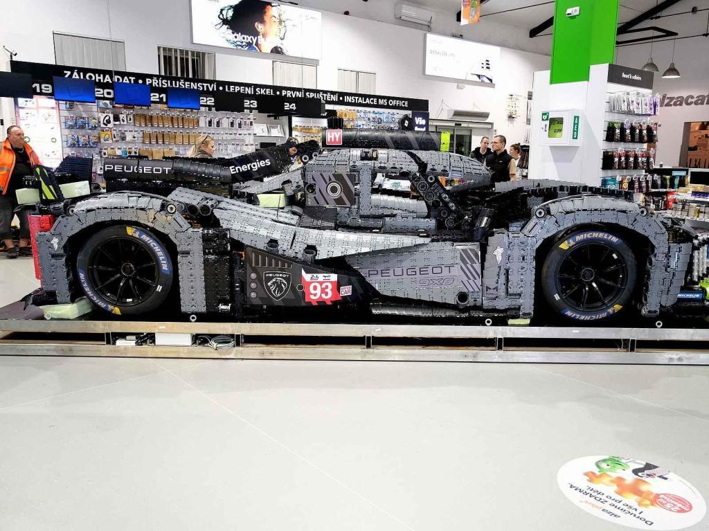 Instalace modelu stavebnice Peugeot Le Mans za účasti designera společnosti Lego