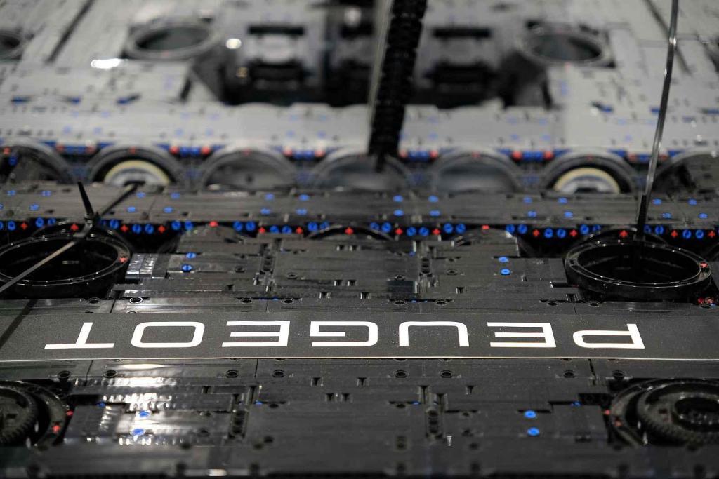 Instalace modelu stavebnice Peugeot Le Mans za účasti designera společnosti Lego