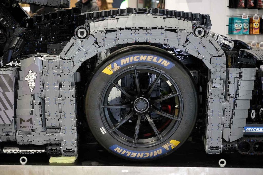 Instalace modelu stavebnice Peugeot Le Mans za účasti designera společnosti Lego