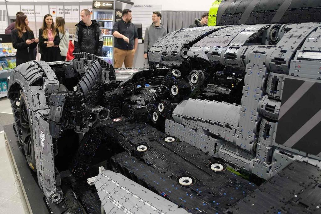 Instalace modelu stavebnice Peugeot Le Mans za účasti designera společnosti Lego