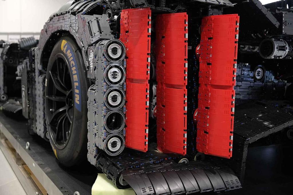 Instalace modelu stavebnice Peugeot Le Mans za účasti designera společnosti Lego