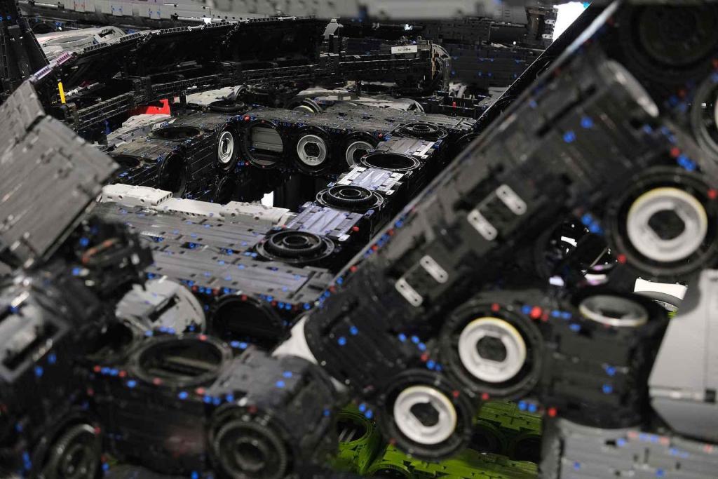 Instalace modelu stavebnice Peugeot Le Mans za účasti designera společnosti Lego