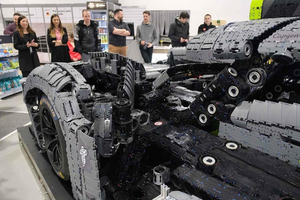 Instalace modelu stavebnice Peugeot Le Mans za účasti designera společnosti Lego