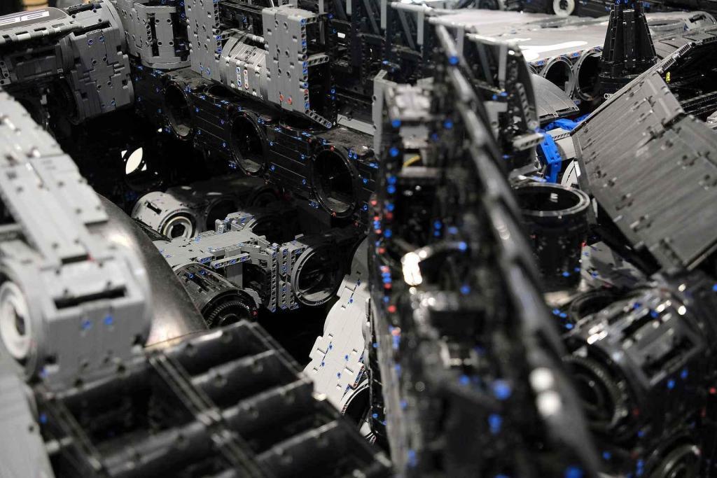 Instalace modelu stavebnice Peugeot Le Mans za účasti designera společnosti Lego