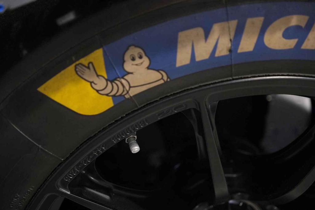 Instalace modelu stavebnice Peugeot Le Mans za účasti designera společnosti Lego