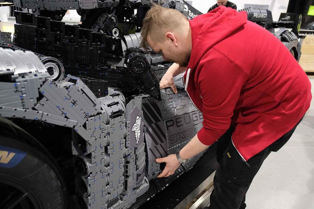 Instalace modelu stavebnice Peugeot Le Mans za účasti designera společnosti Lego