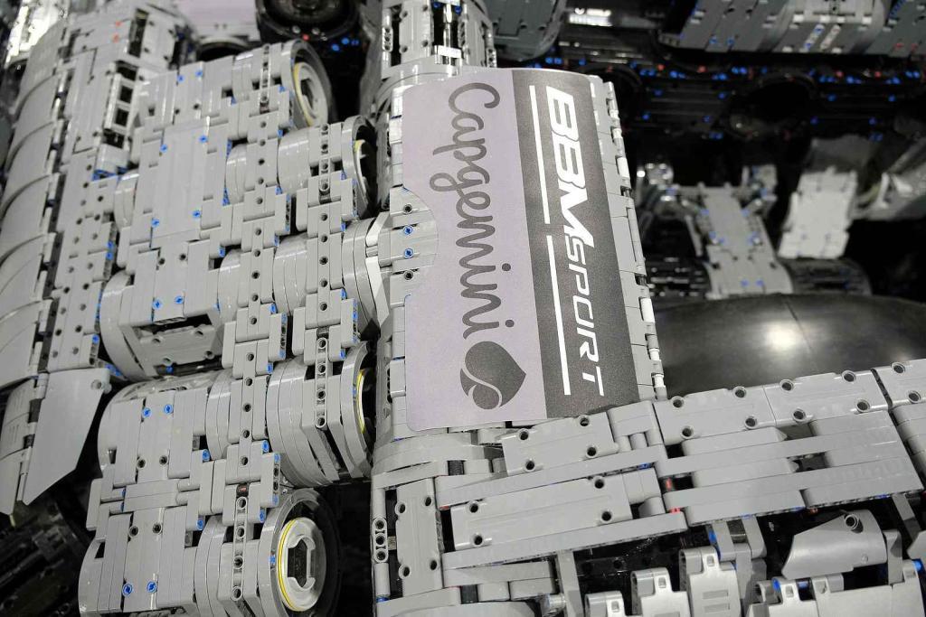 Instalace modelu stavebnice Peugeot Le Mans za účasti designera společnosti Lego