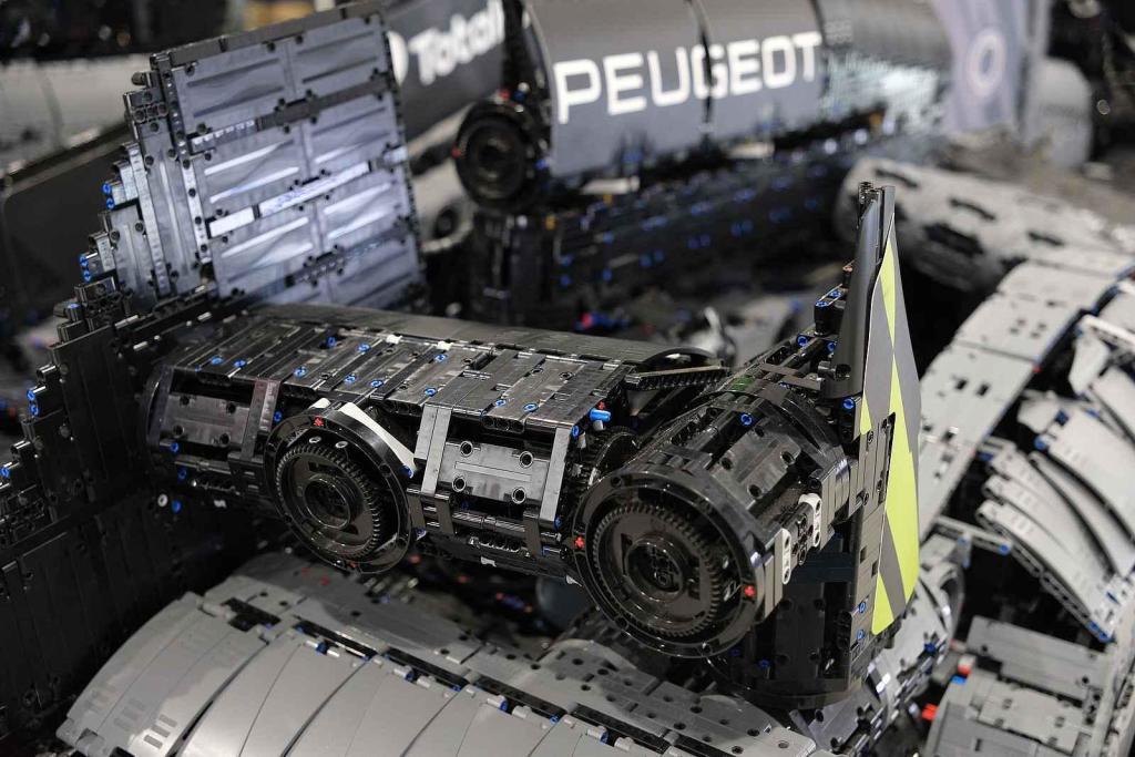 Instalace modelu stavebnice Peugeot Le Mans za účasti designera společnosti Lego