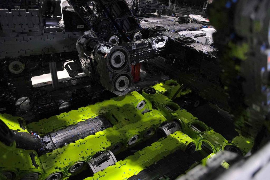 Instalace modelu stavebnice Peugeot Le Mans za účasti designera společnosti Lego