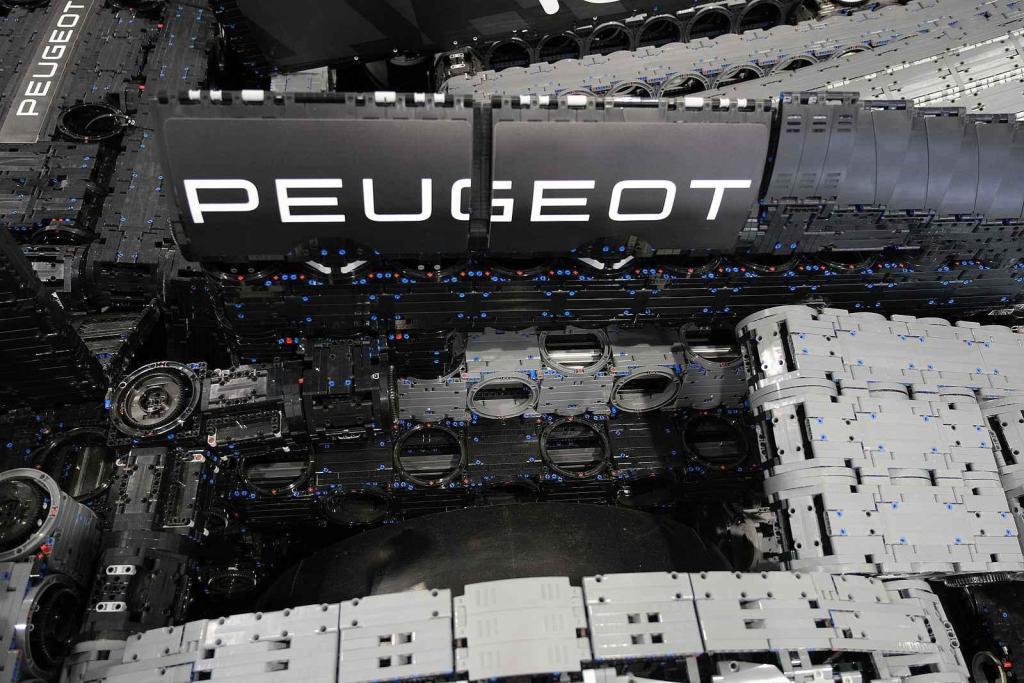 Instalace modelu stavebnice Peugeot Le Mans za účasti designera společnosti Lego