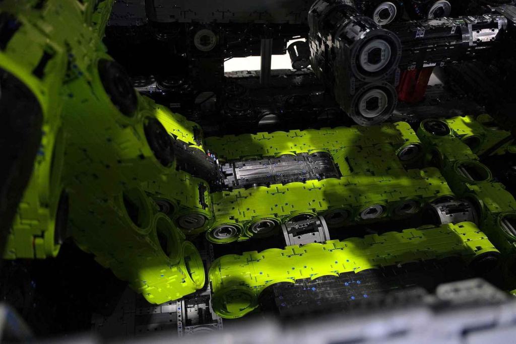 Instalace modelu stavebnice Peugeot Le Mans za účasti designera společnosti Lego