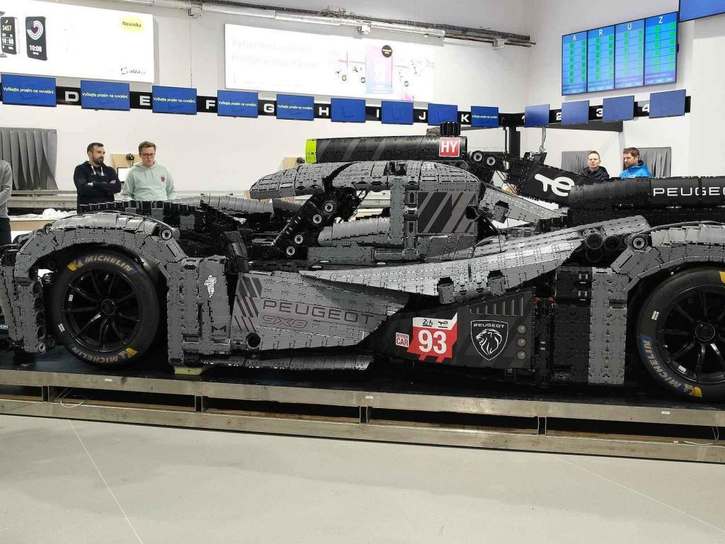 Instalace modelu stavebnice Peugeot Le Mans za účasti designera společnosti Lego