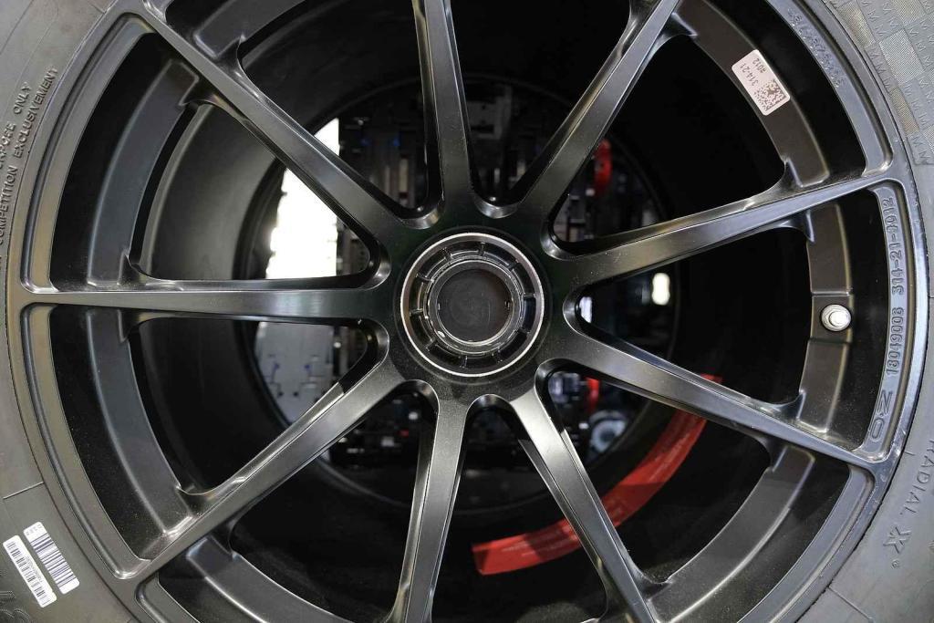 Instalace modelu stavebnice Peugeot Le Mans za účasti designera společnosti Lego