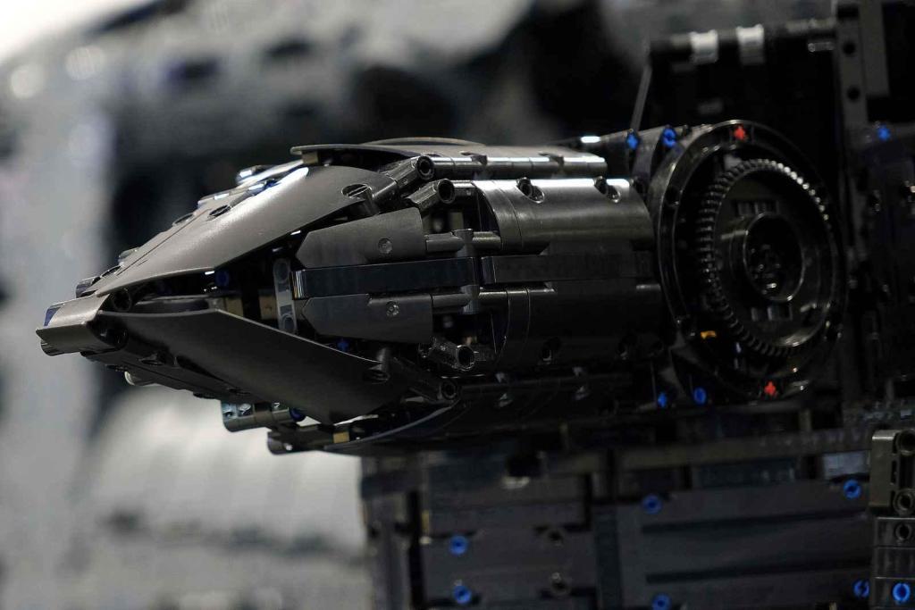 Instalace modelu stavebnice Peugeot Le Mans za účasti designera společnosti Lego