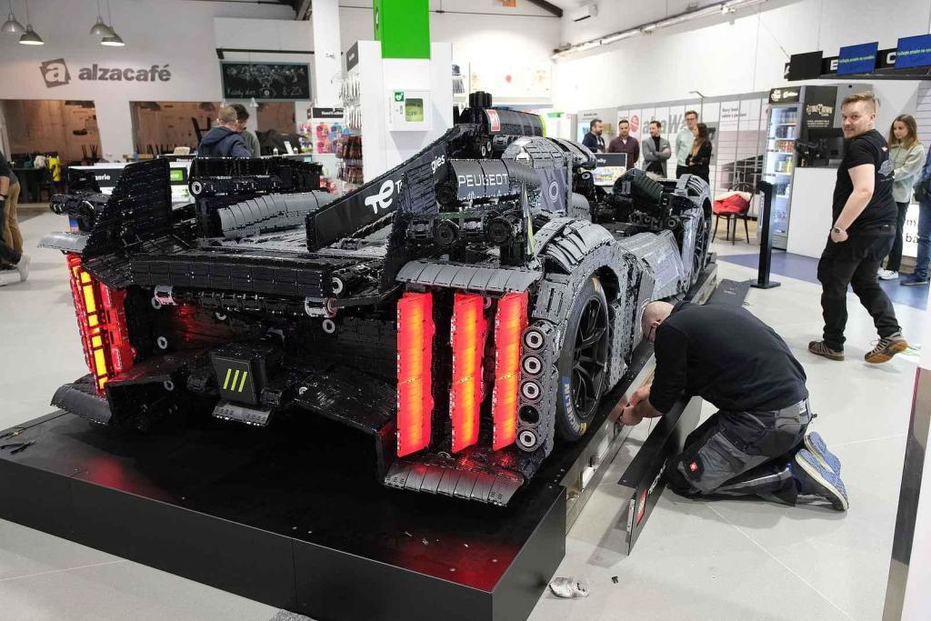 Instalace modelu stavebnice Peugeot Le Mans za účasti designera společnosti Lego