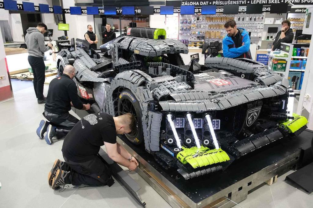 Instalace modelu stavebnice Peugeot Le Mans za účasti designera společnosti Lego